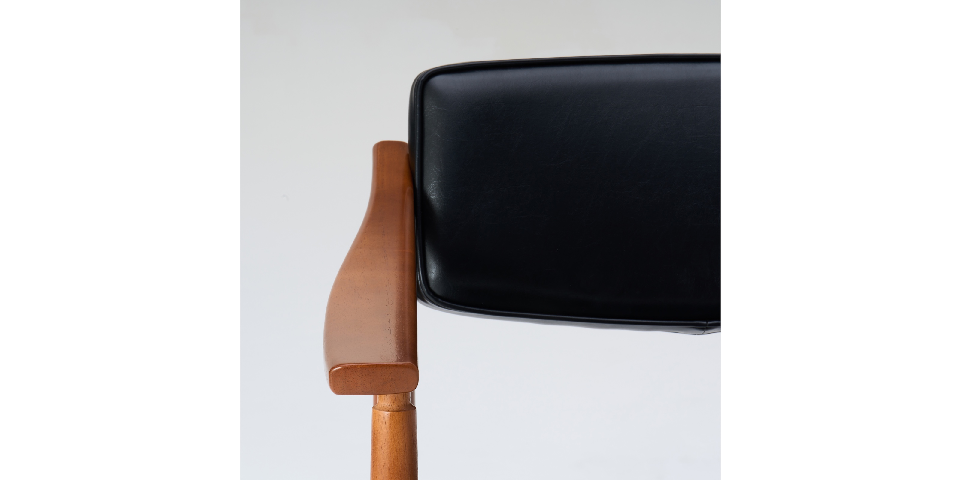 カリモク60 Dチェア スタンダードブラック カリモク60 Dチェア・スタンダードブラック | D&DEPARTMENT