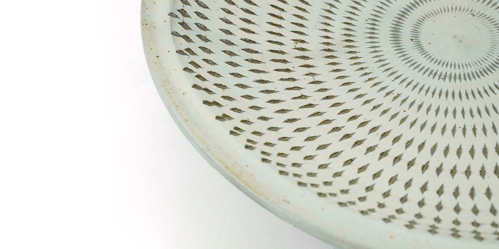 太田哲三窯 トビカンナ皿・7寸・白 | D&DEPARTMENT