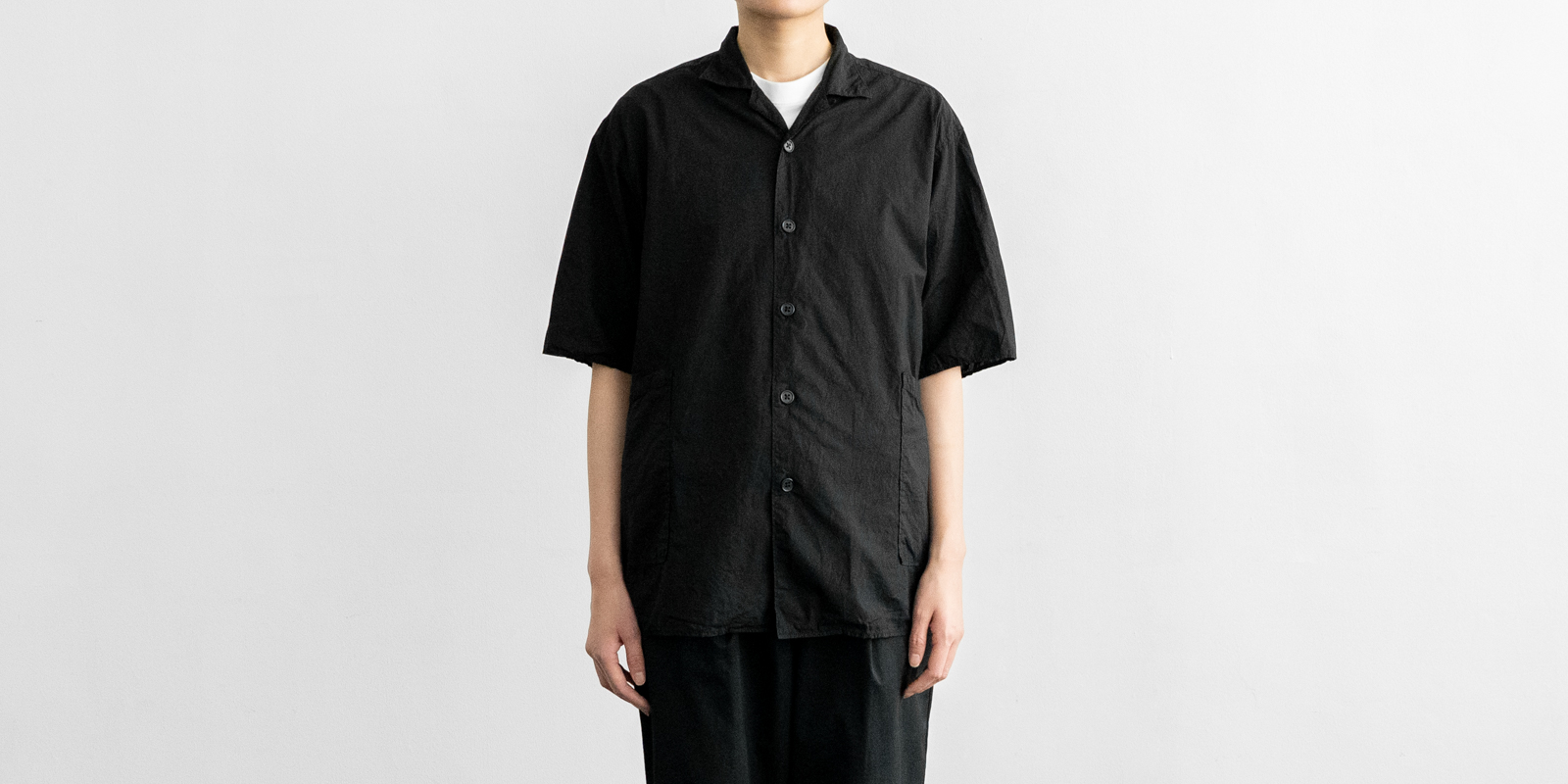 豊富なギフト d WEAR D&DEPARTMENT | ブラック・M サイドポケットシャツ・塩縮加工 トップス