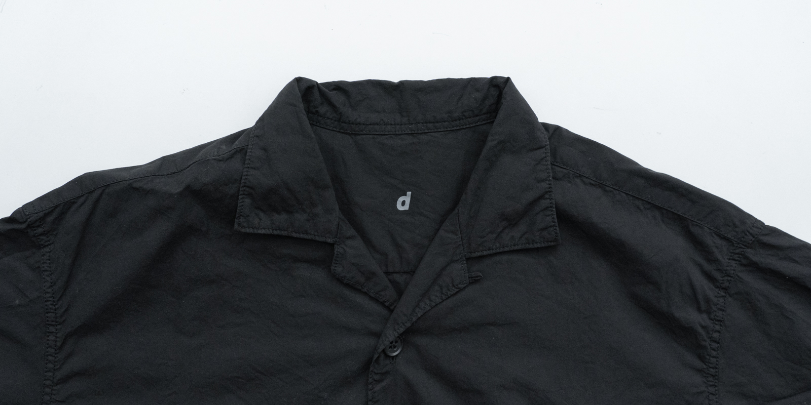 年末のプロモーション特価！ d WEAR D&DEPARTMENT | ブラック・M サイドポケットシャツ・塩縮加工 トップス
