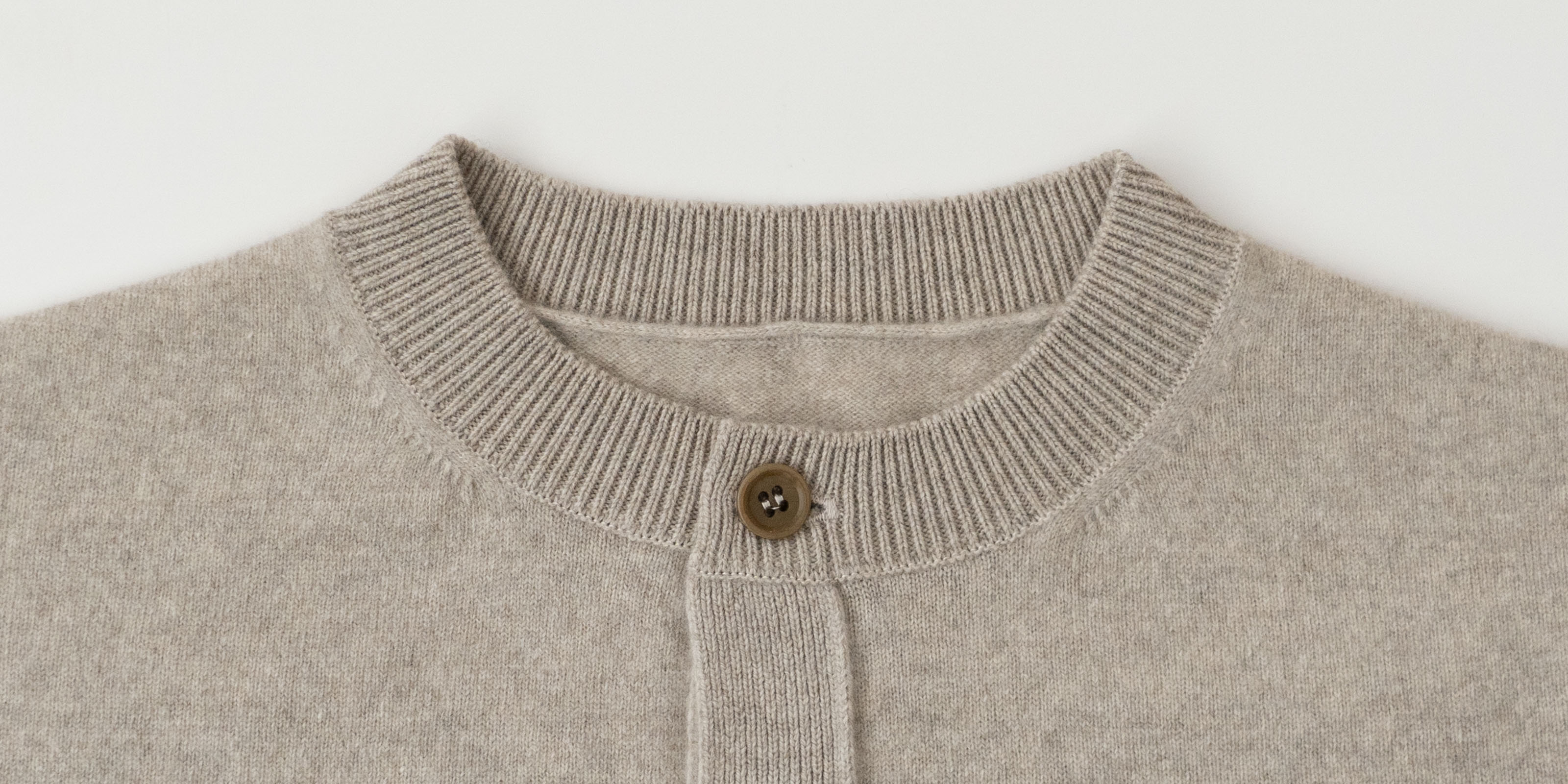 d WEAR クルーネック ウールカーディガン・グレーベージュ・M
