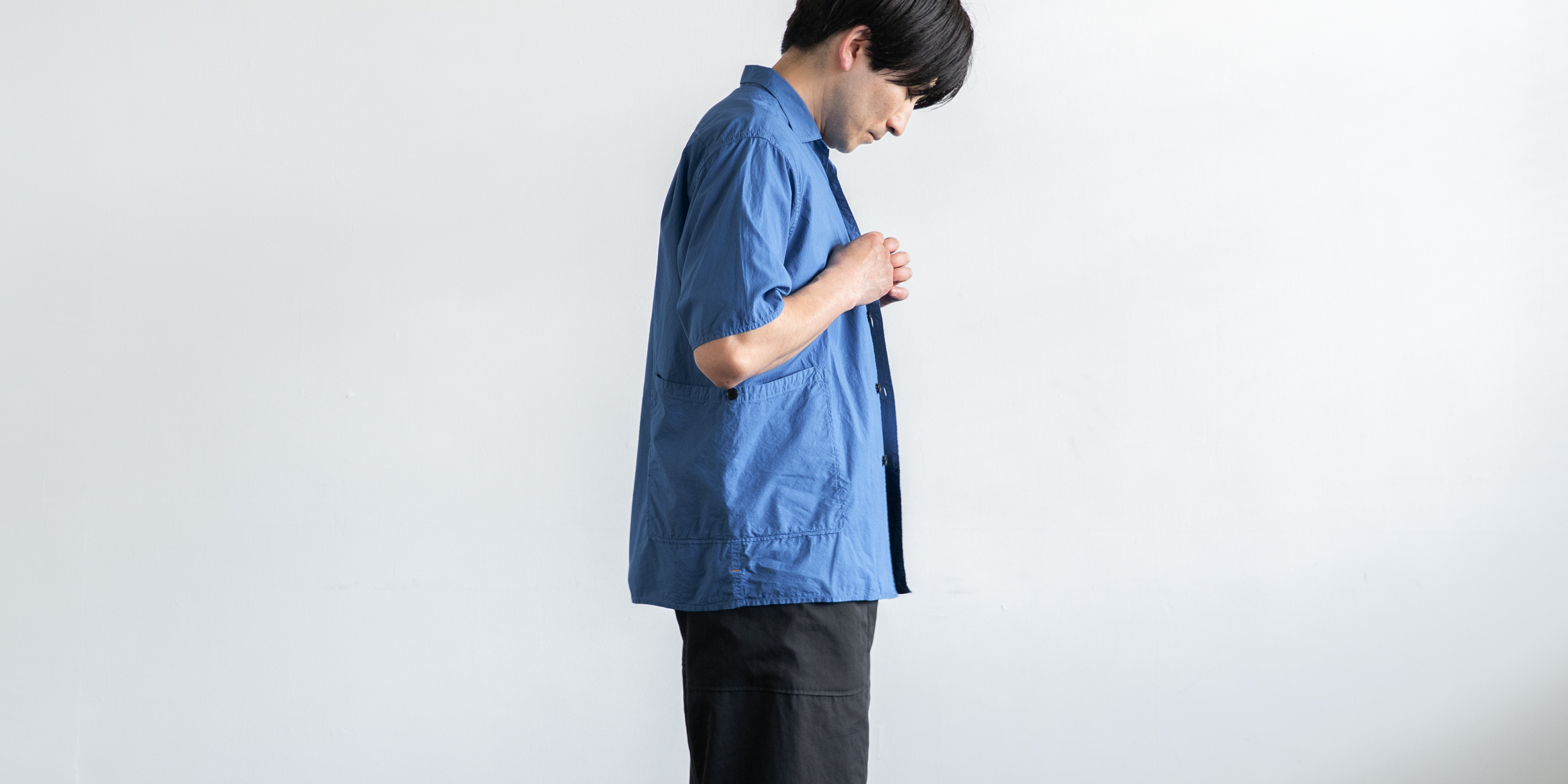 d WEAR サイドポケットシャツ・塩縮加工 ブライトブルー・L | D&DEPARTMENT