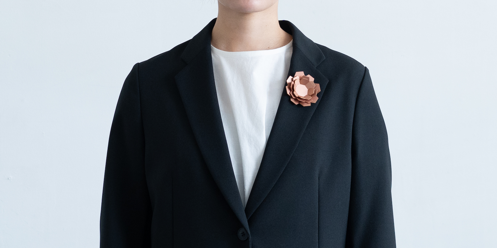 TE ブローチ・HANA アルマイトダークブルー | D&DEPARTMENT