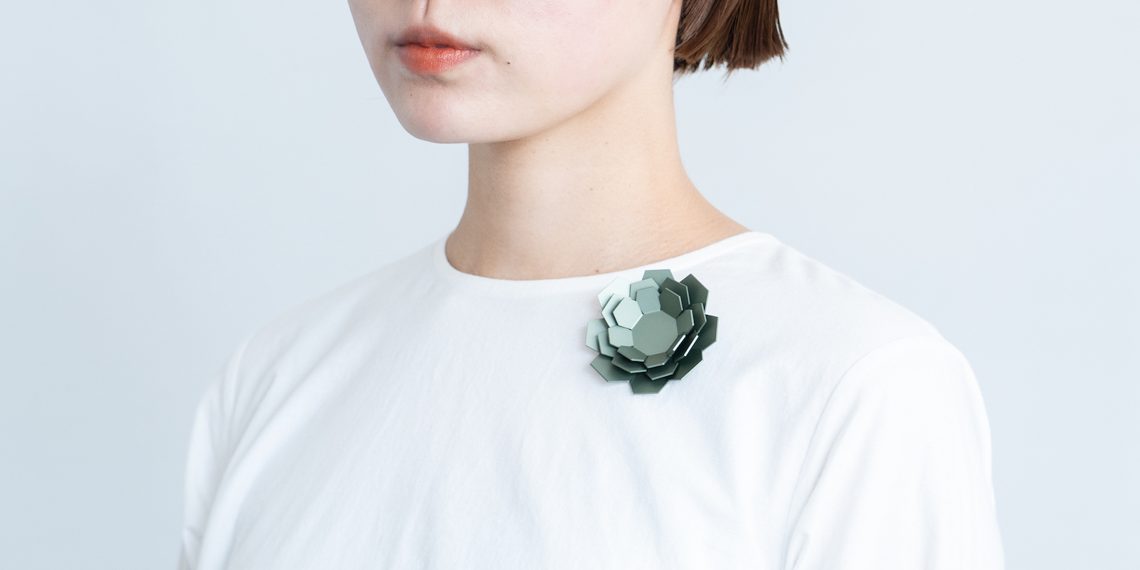 TE ブローチ・HANA アルマイトダークブルー | D&DEPARTMENT