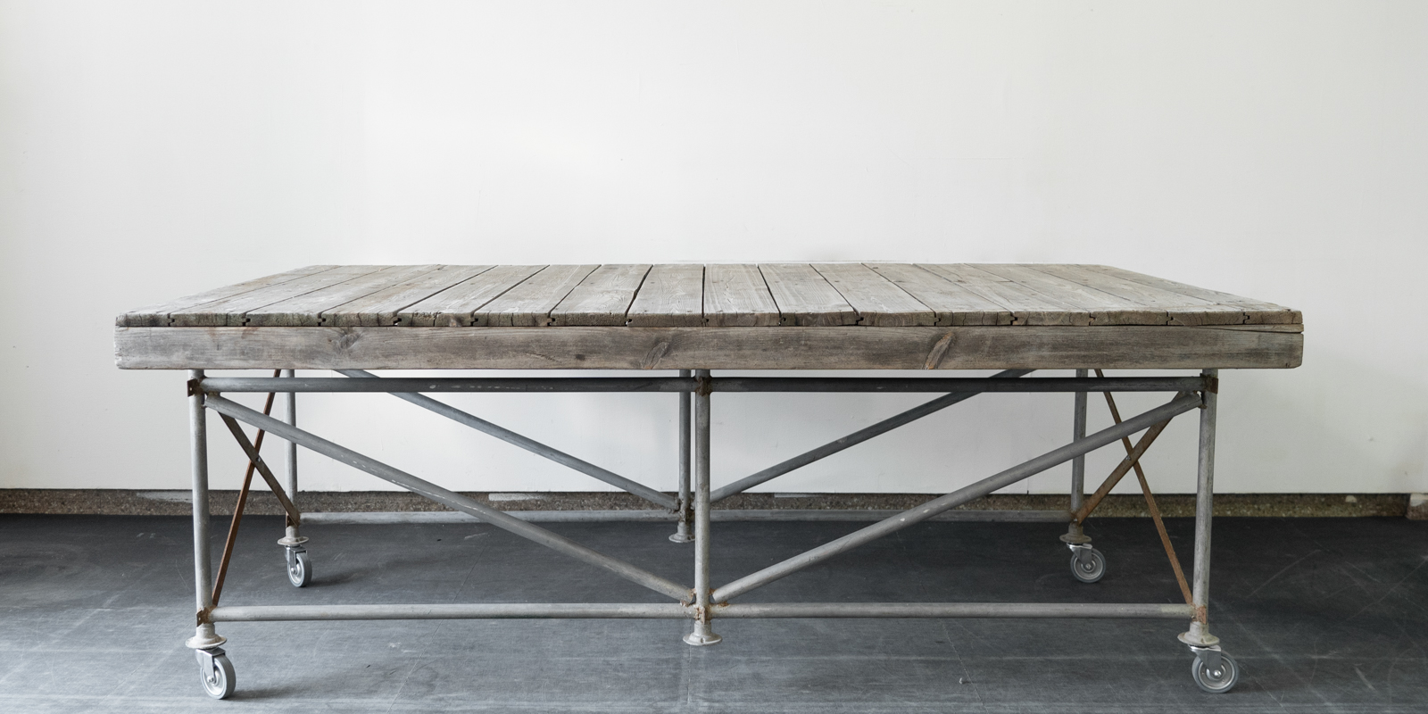 Stage leg×wood pallet table（USED）