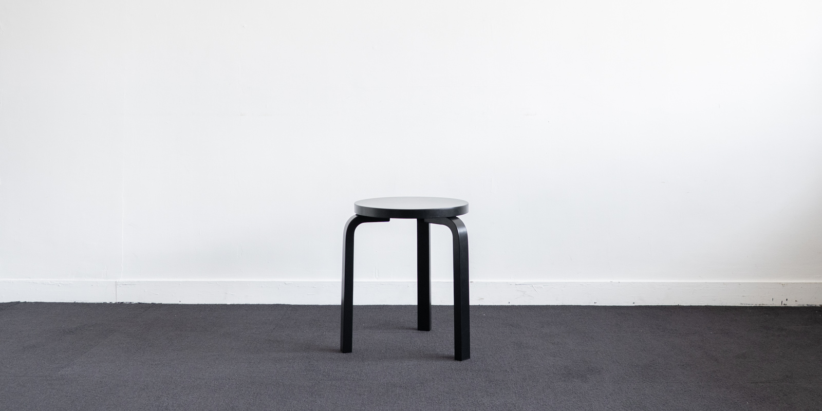 【最終価格】Artek スツール E60 ブラック ラッカー 4本脚 Stool_E60_black_lacquered_d243