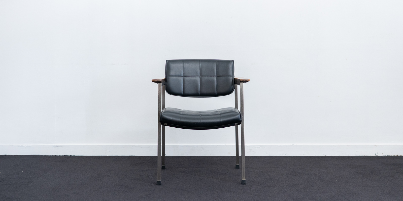 秋田木工　スタッキングスツール（黒色）　座面張替・再塗装済ＵＳＥＤ 秋田木工 used リメイクチェア スタッキングスツール 本革 黒