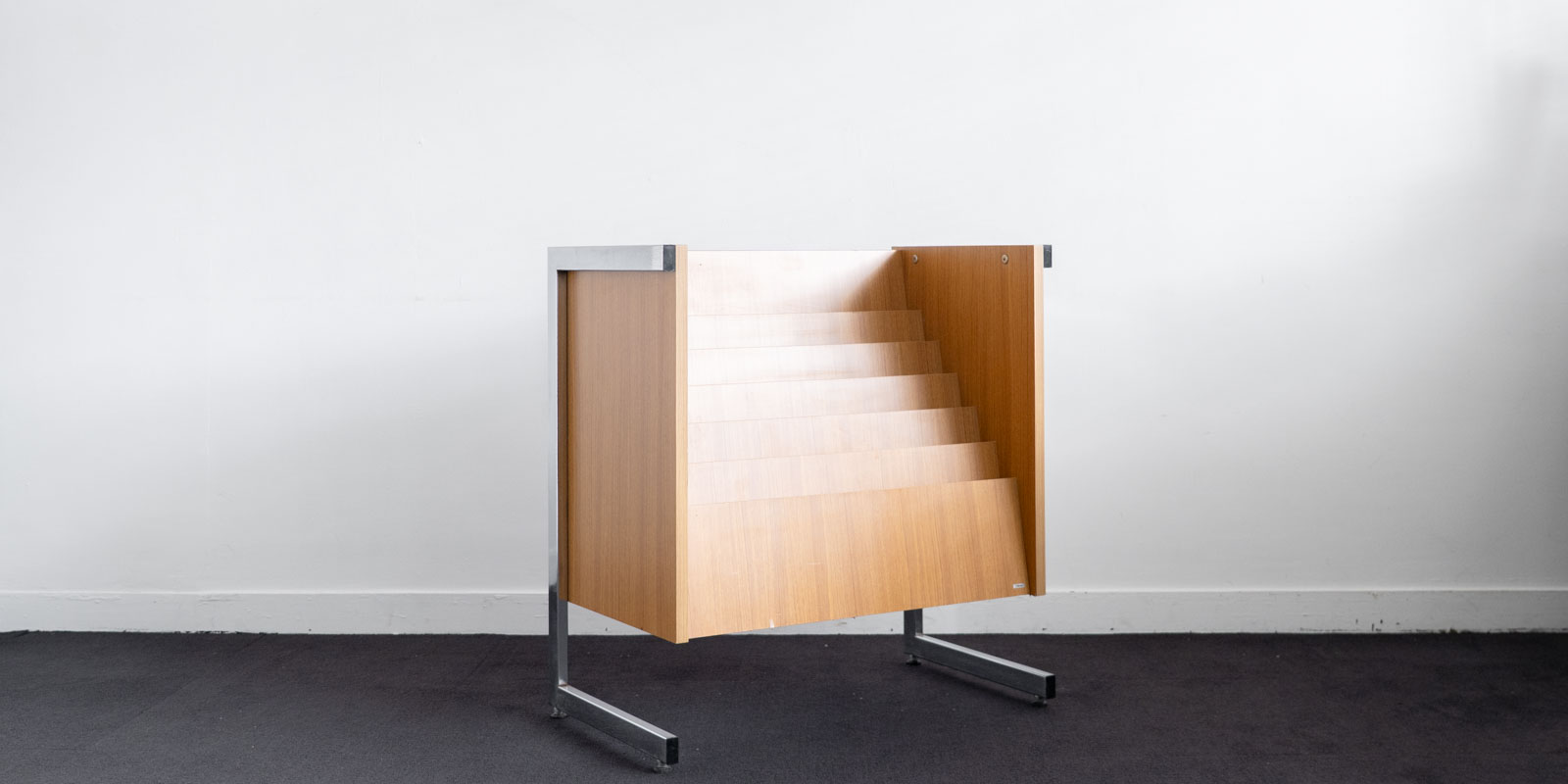 マガジンラック　フランス製 木製のアンティークフランス家具、仕切りが付いた便利なマガジン