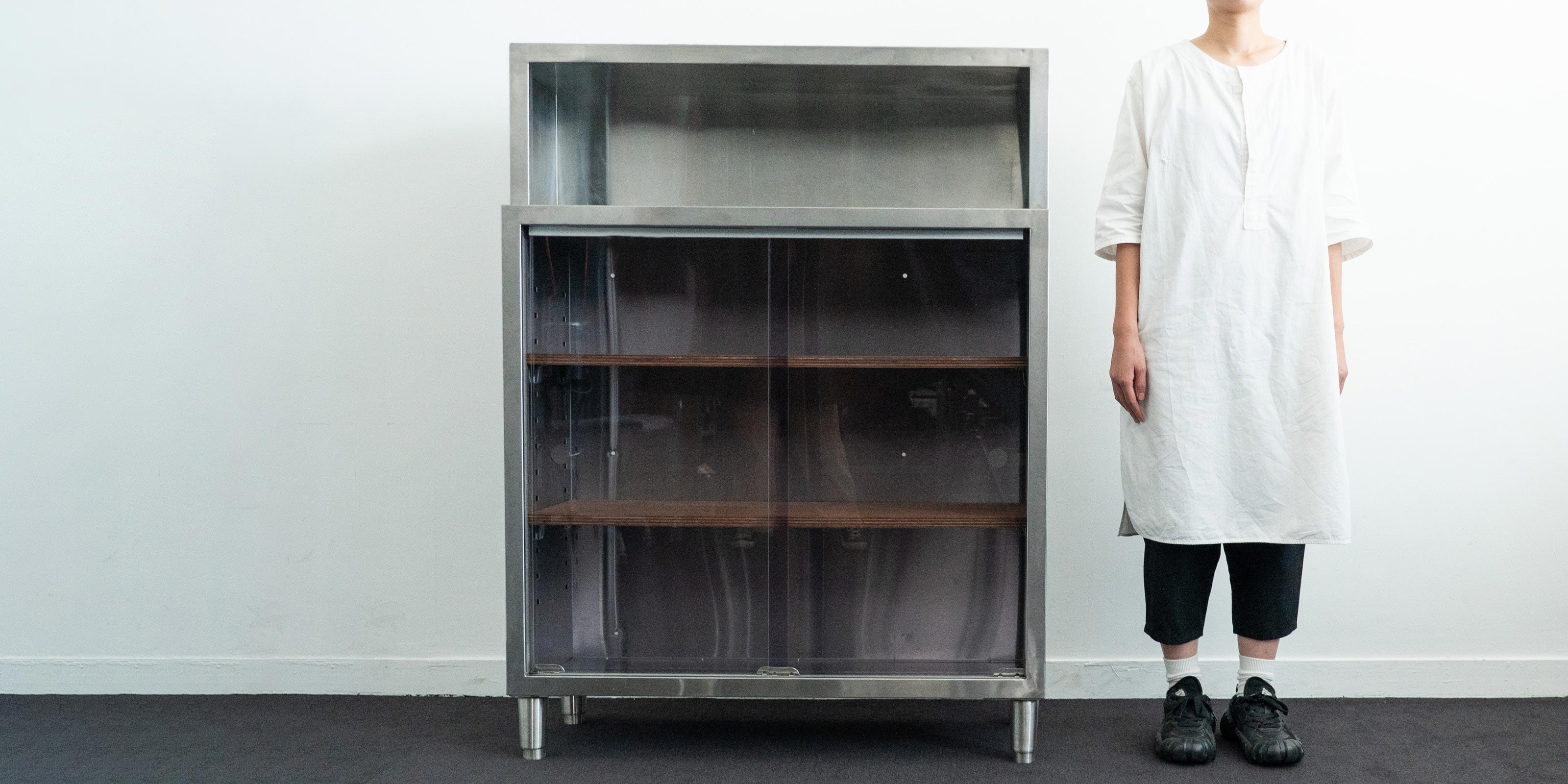 Stainless cabinet × acrylic door,lauanboard,stainless legs（USED